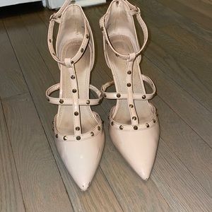 Nude pumps
